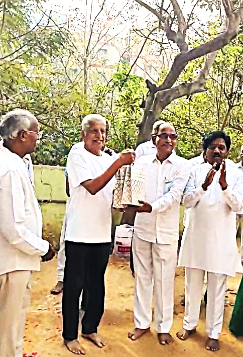 17 T Seeta Rama Rao receiving prize in Republic day celebrations.png